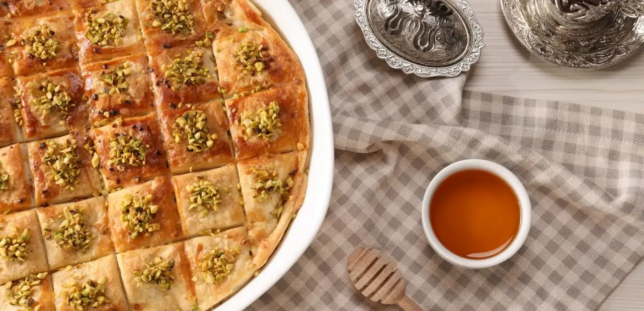 Ballı Kaymaklı Börek Tarifi