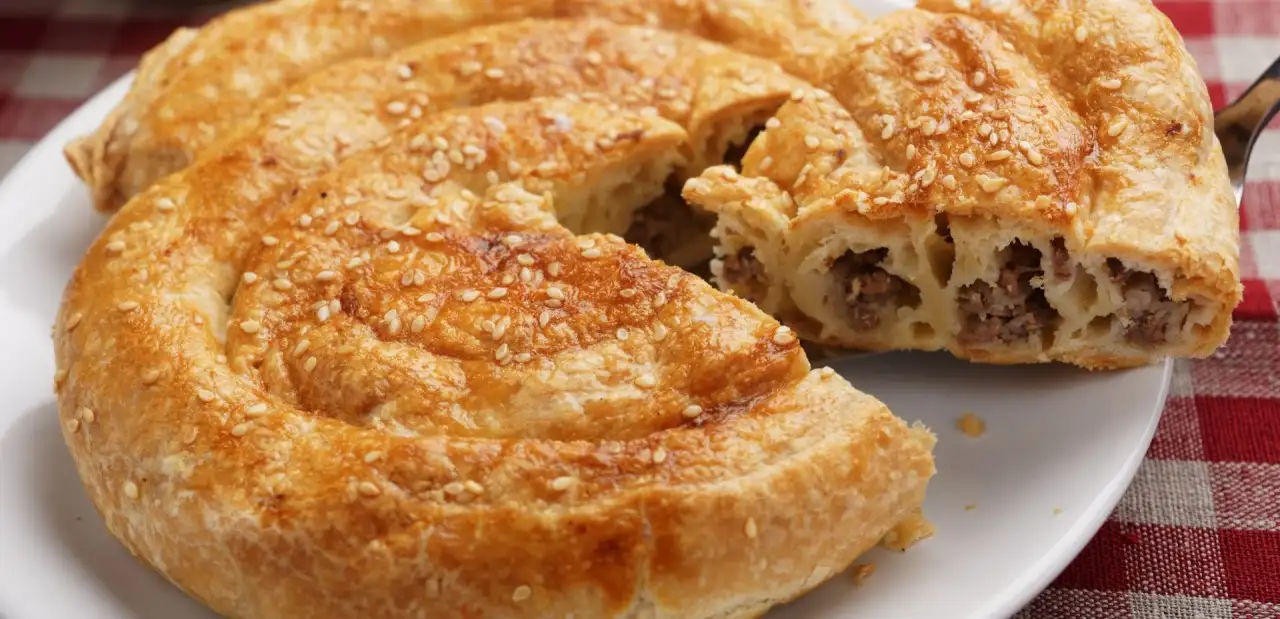 Kıymalı Mercimekli Börek Tarifi